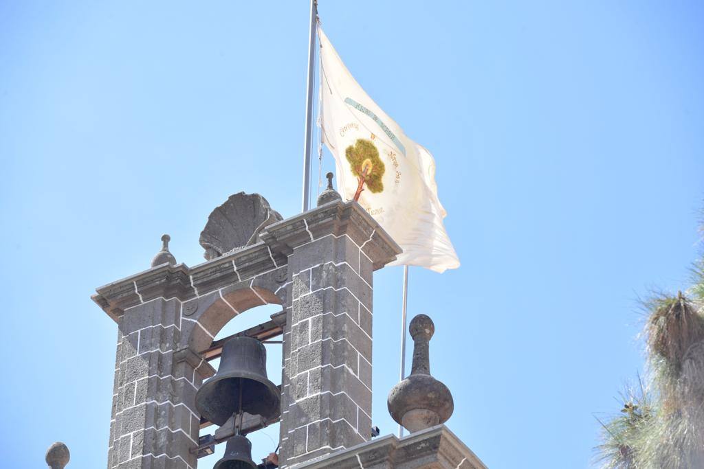 Fotos: La bandera de la Fiesta del Pino 2021 ya ondea en lo alto de la Basílica
