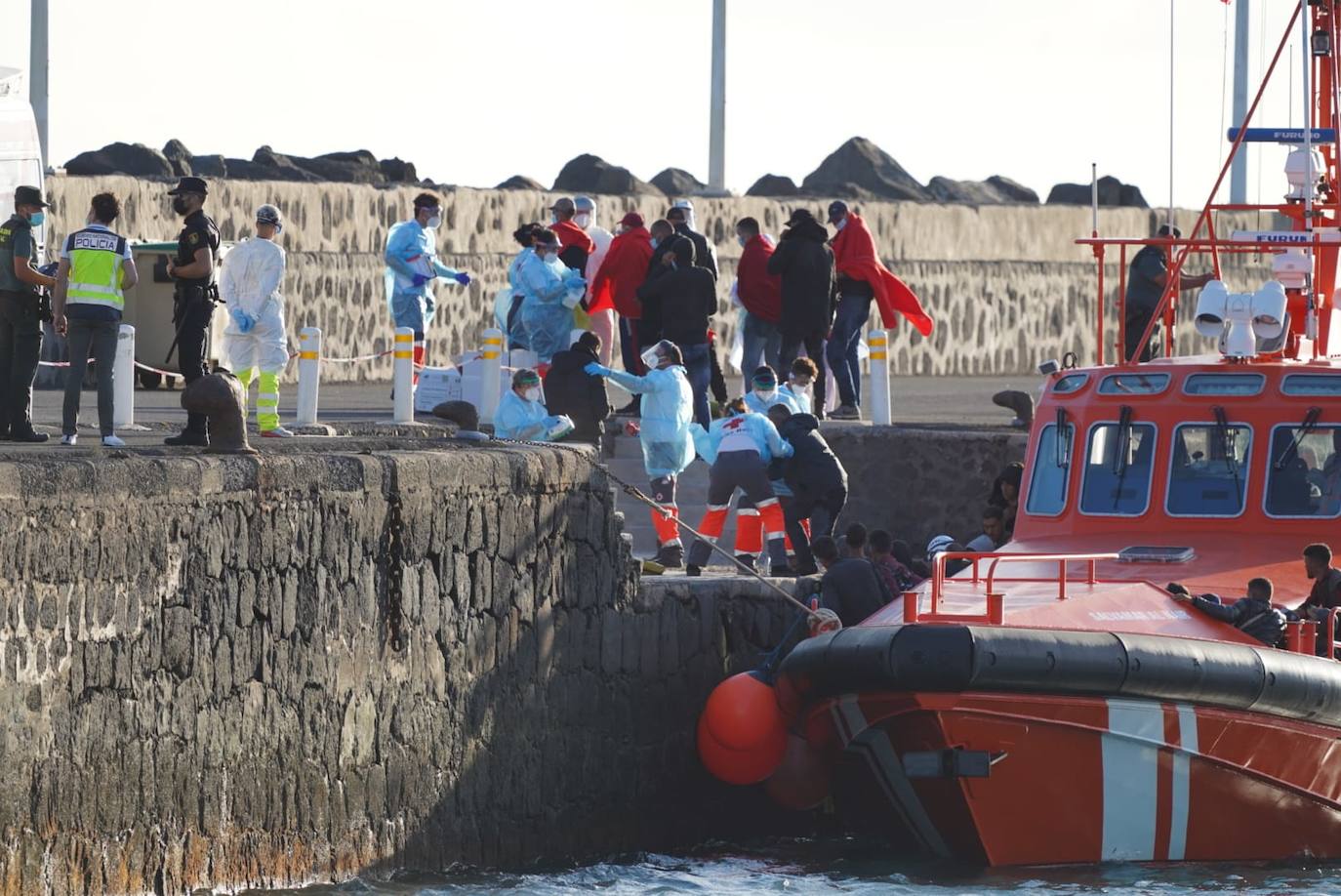 Fotos: Ultimas dos pateras rescatadas junto a lanzarote