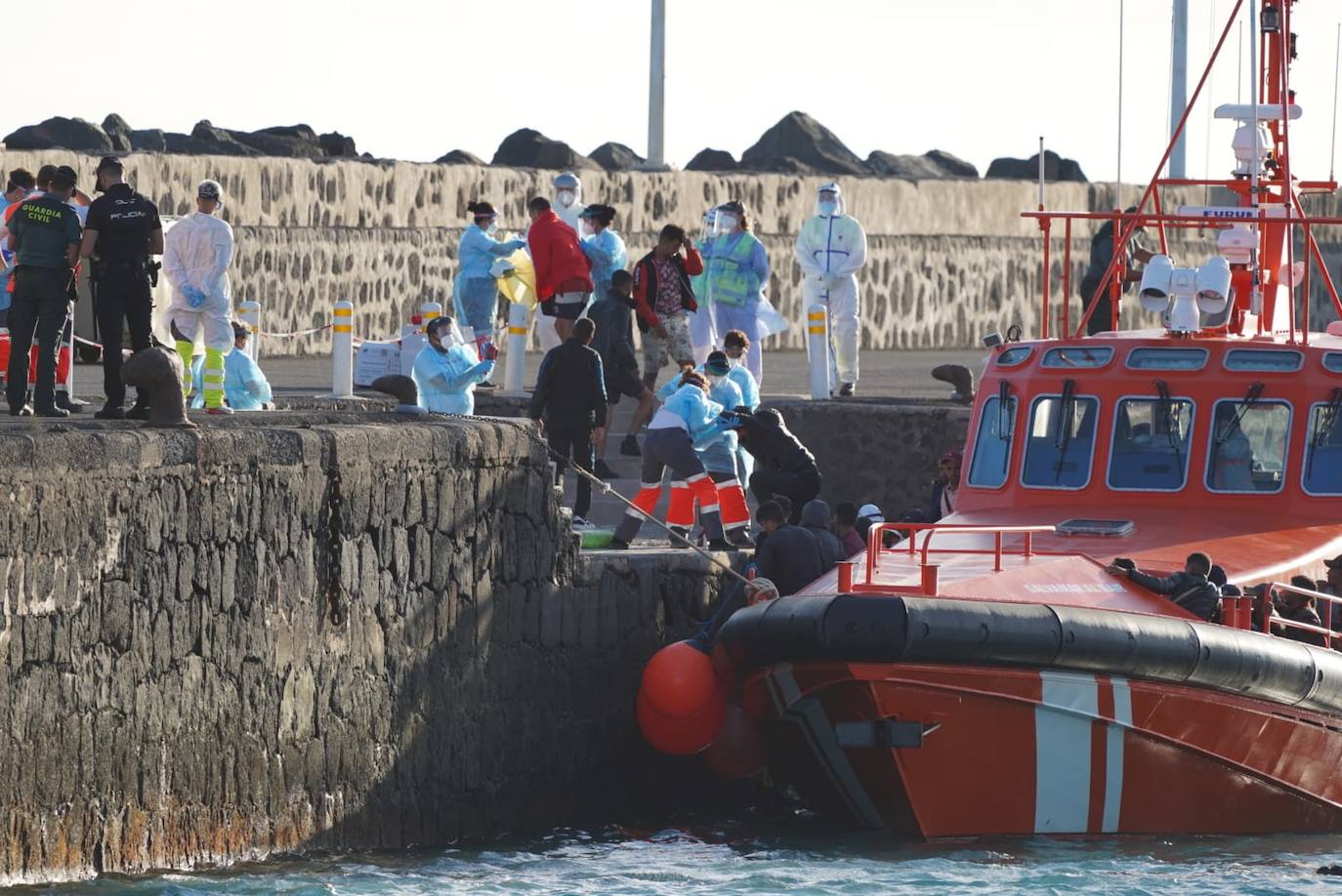 Fotos: Ultimas dos pateras rescatadas junto a lanzarote