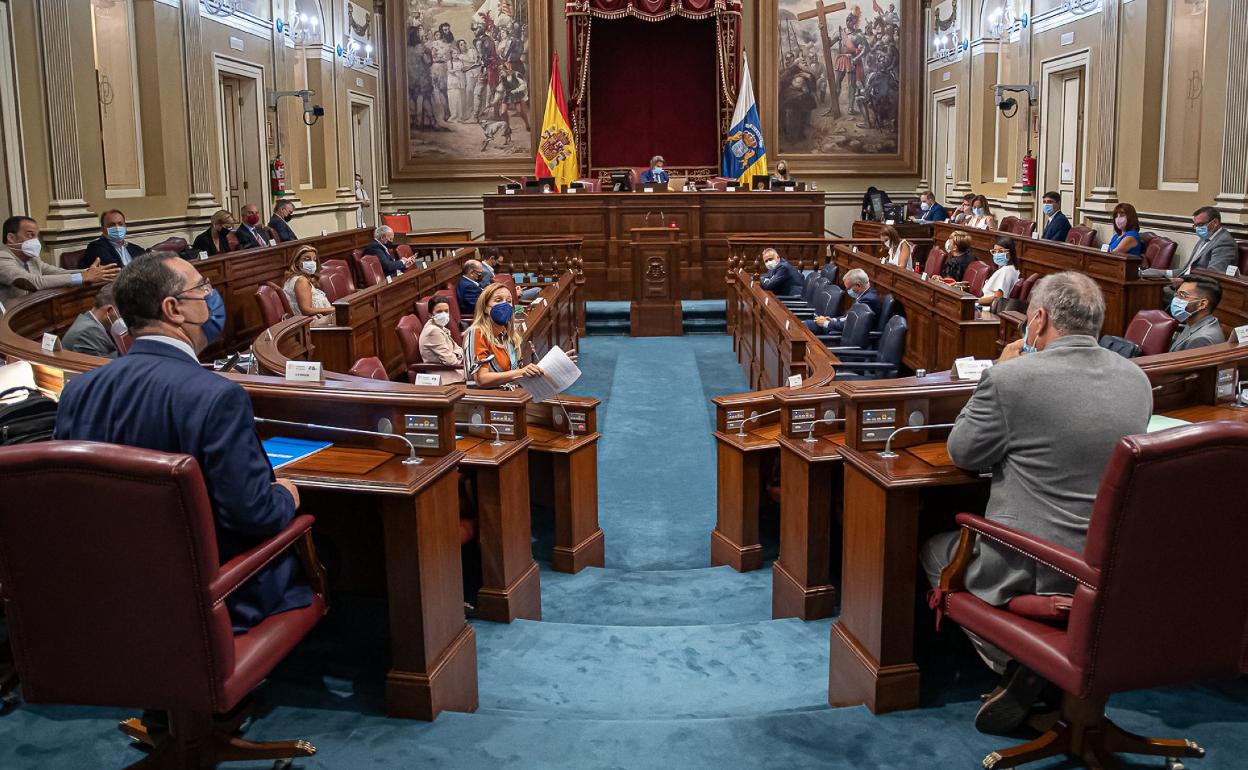 Imagen de archivo de un pleno del Parlamento de Canarias. 