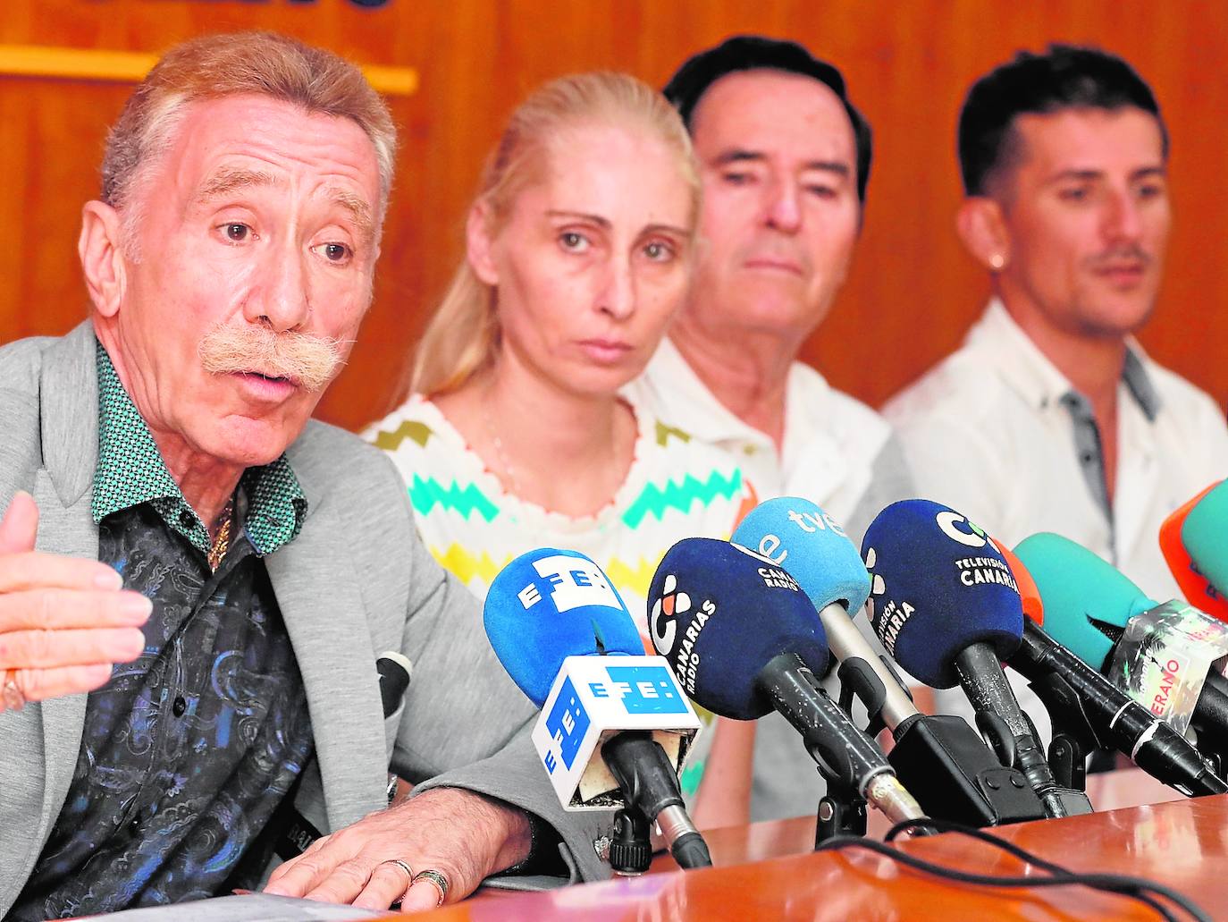En primer término, el letrado García Montes, seguido del abuelo de Yeremi, José Suárez; su madre, Ithaisa Suárez, y su padre, Juan Francisco Vargas.