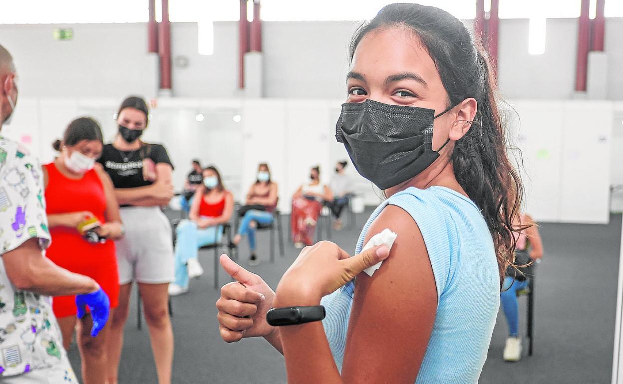 Imagen de archivo de una joven recién pinchada en el punto de vacunación de Infecar, de la capital grancanaria. 