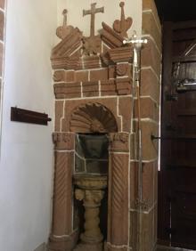 Imagen secundaria 2 - En la foto superior, soporte o base del siglo XVII que se usaba para sujetar a la Virgen al vestirla con sus ropajes. Abajo, cruz hecha con madera de tea del pino en el que, según la tradición, apareció la patrona, árbol que cayó en 1684. Al lado, singular aguamanil de piedra en la entrada del museo. 