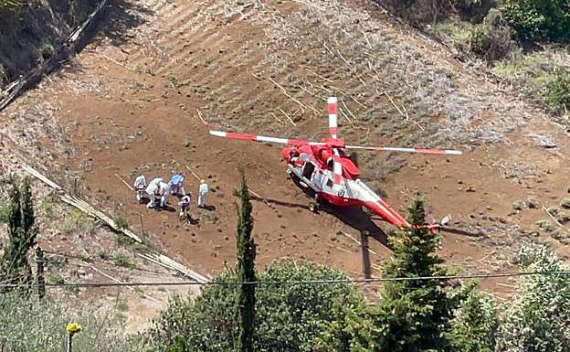 Momento en el que la persona enferma es trasladada al helicóptero para ser llevado al Hospital Doctor Negrín. 
