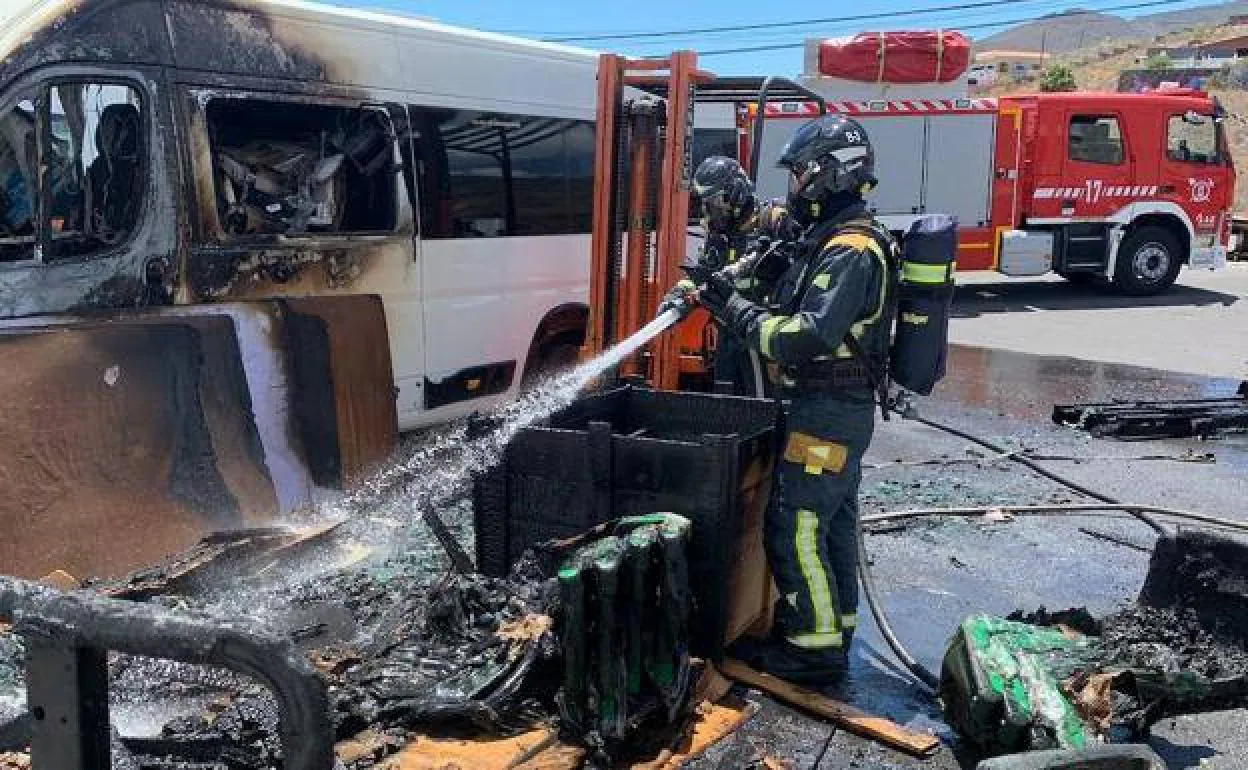 Se Incendia Una Guagua En La GC-110, Con Retenciones De Tráfico | Canarias7