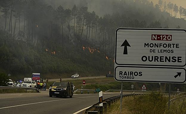 Las llamas se acercan a la población lucense de Rairos.
