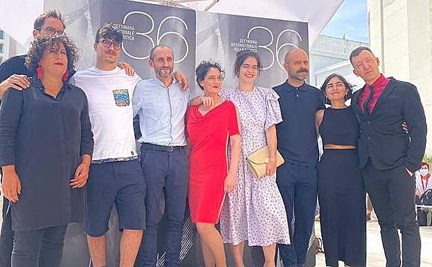 Parte del equipo del filme, este martes, durante el estreno mundial en Venecia. 