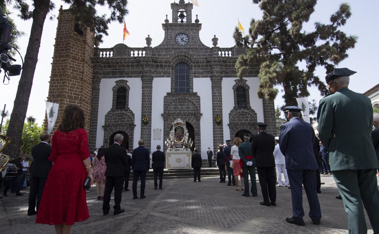La Virgen volvió a salir ayer al pórtico de la basílica para recibir el cariño de los fieles. 
