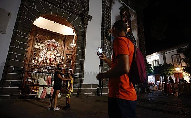 La Virgen recibió a los pregrinos en el atrio de la iglesia desde las 21.00 horas hasta la medianoche. 