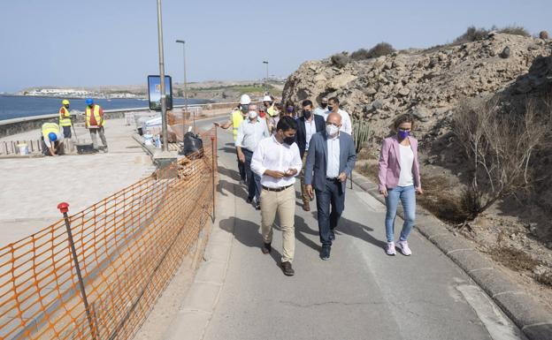 Un momento de la visita de representantes del Cabildo y del Ayuntamiento a las obras del paseo de Meloneras. 