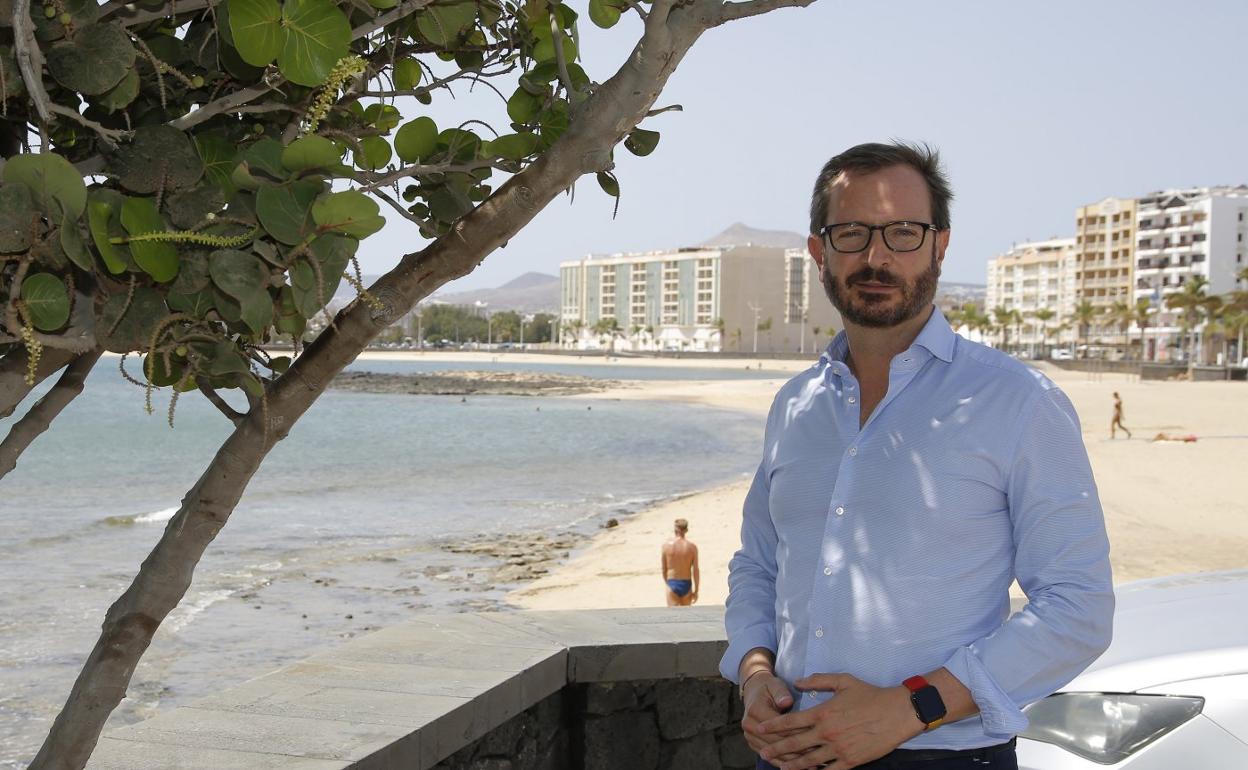 Javier Maroto en Arrecife en la tarde de ayer, en las proximidades de la playa de El Reducto. 