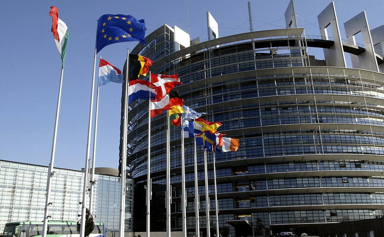 Banderas de los países de la UE ondean frente a la sede del Parlamento Europeo, en Estrasburgo. 