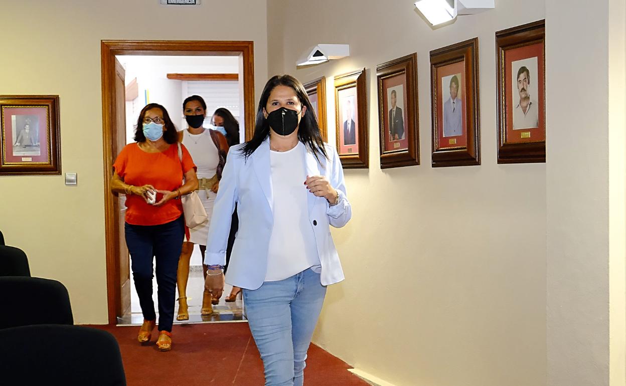 La alcaldesa Esther Hernández, seguida de Rita Díaz (portavoz del PSOE) y Nélida Padilla, la edil de AMF que le da la mayoría. 