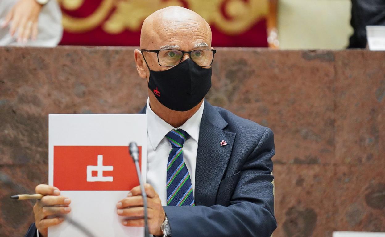 El Diputado del Común, Rafael Yanes, ayer, durante su comparecencia en la Comisión de Derechos Sociales en el Parlamento canario. 