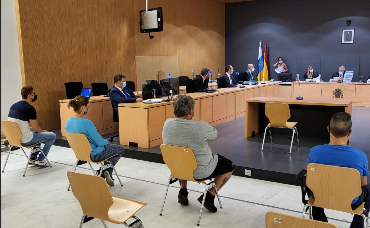 Imagen de los acusados y las partes durante la vista oral celebrada ayer. 