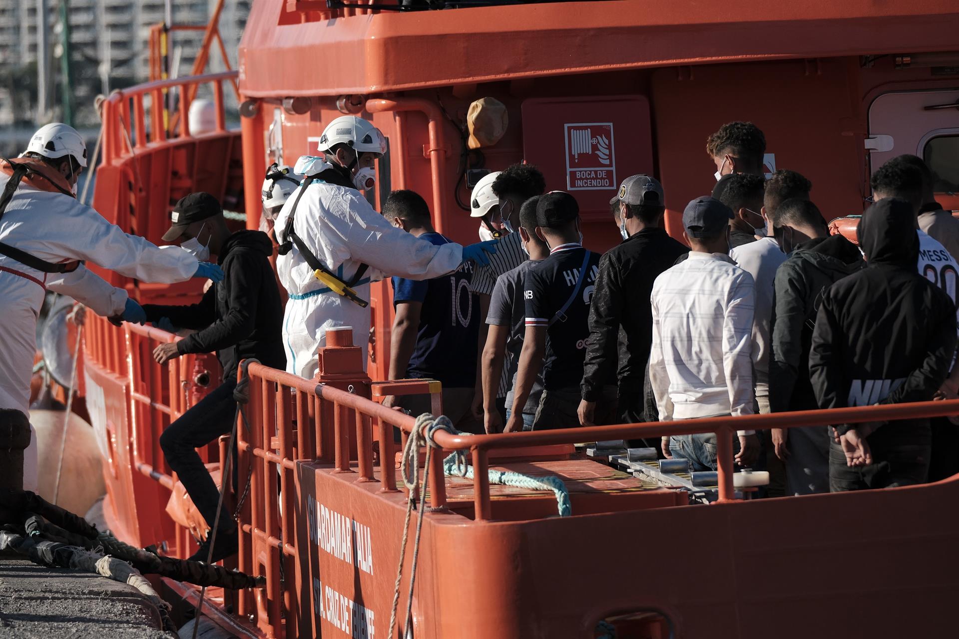 Salvamento traslada a los 50 ocupantes de una patera rescatada al sur de Gran Canaria esta semana. 