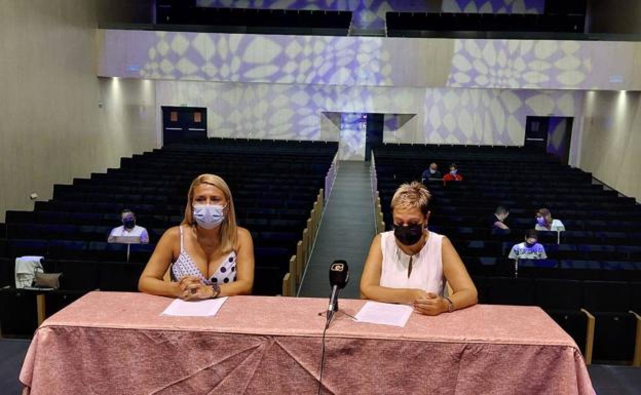 La edil Minerva Artiles y la alcaldesa Ana Hernández, en el escenario del teatro del Centro Cultural Federico García Lorca. 