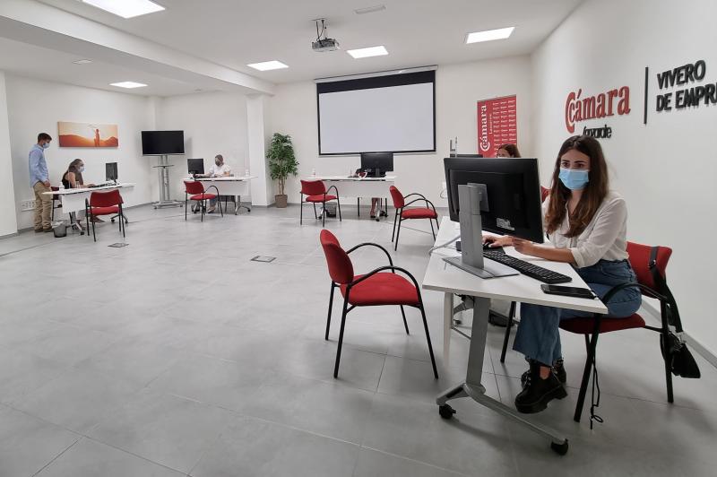 Imagen de una empleada de la Cámara de Comercio de Lanzarote. 