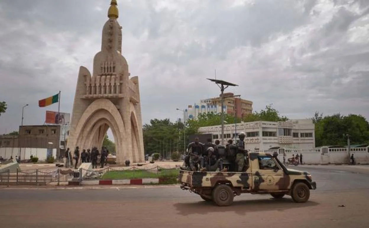 Efectivos de la Guardia Nacional en la plaza de la Independencia, en Bamako.