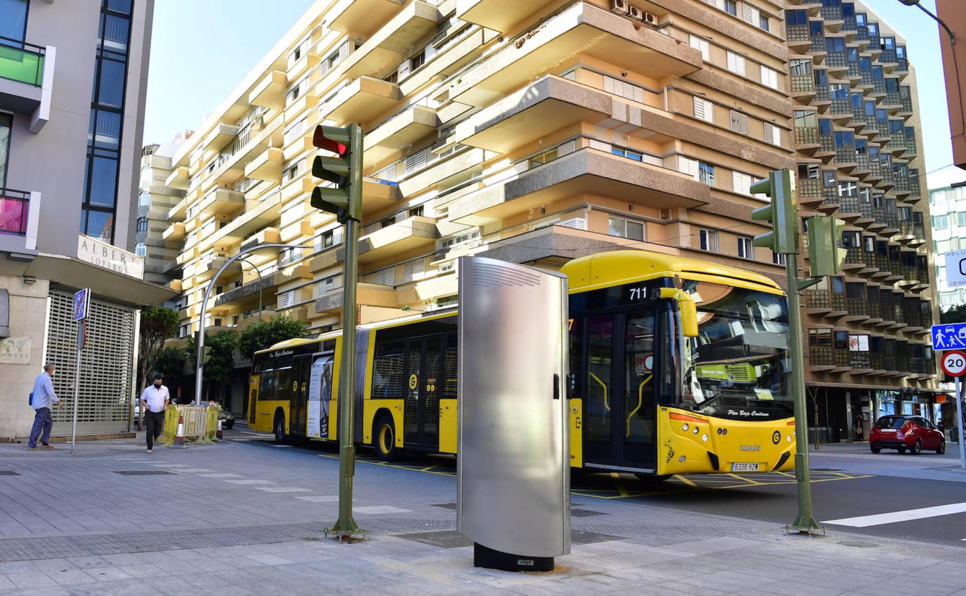 Imagen de archivo de uno de los cruces de la calle Galicia, regulado por semáforos, por el que pasará la MetroGuagua. 