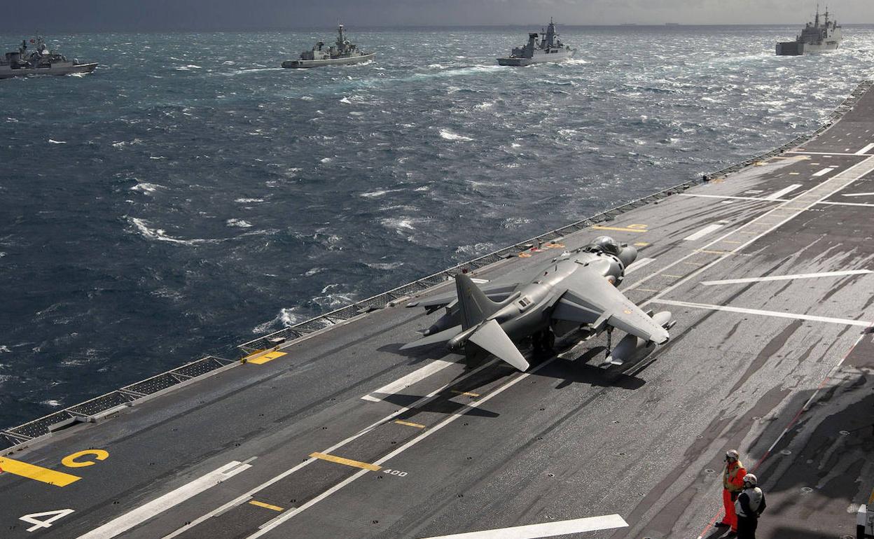 Un Harrier de la Armada despega del portaaviones Juan Carlos I en los ejercicios de las maniobras Trident Juncture que la OTAN en aguas del Golfo de Cádiz, las más importantes de la última década. 
