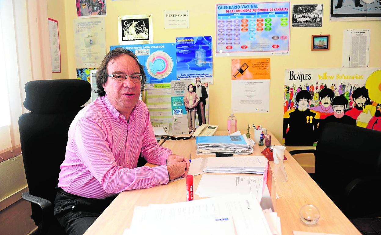 Imagen de archivo de Amós García Rojas en su despacho en la dirección general de Salúd Pública de la capital grancanaria. 