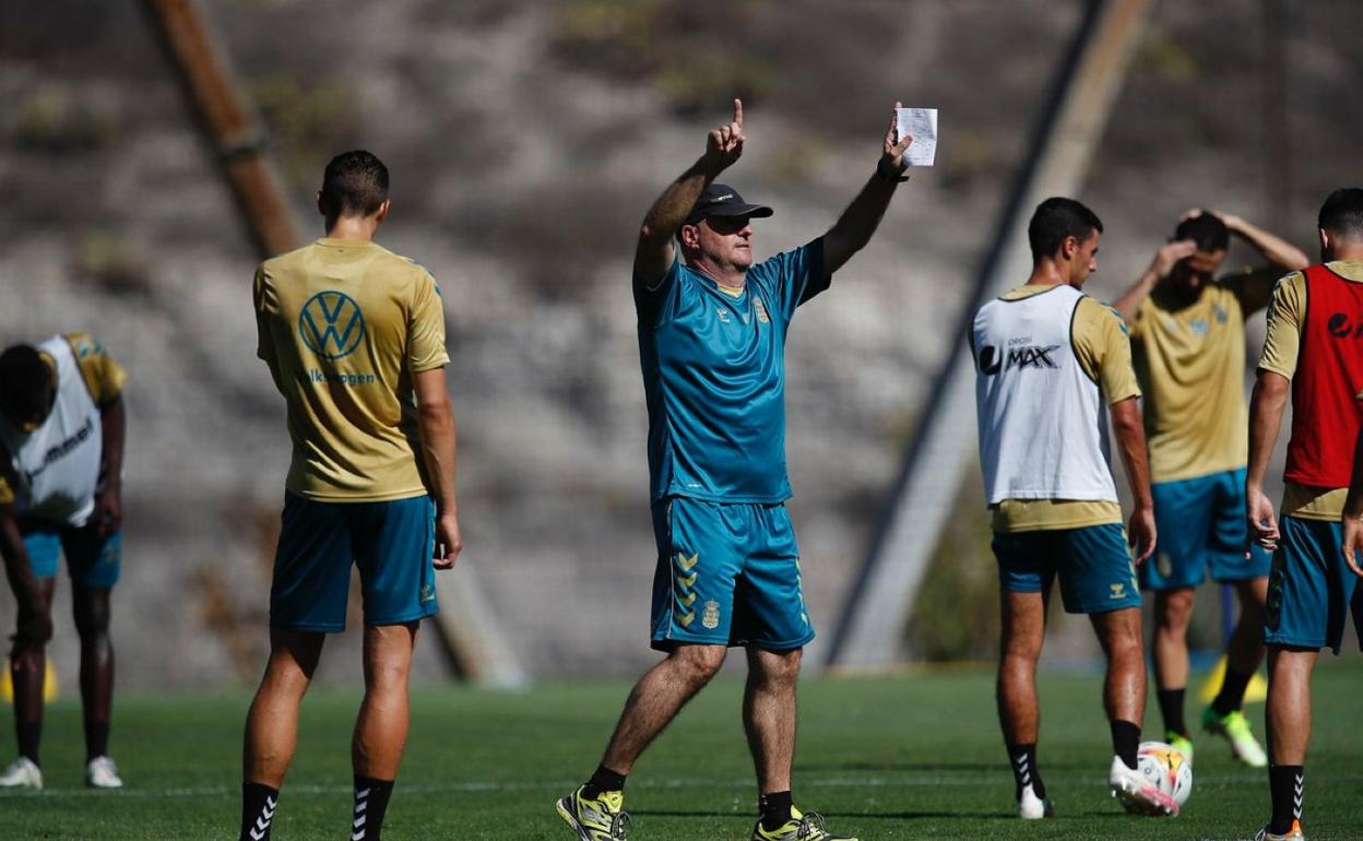 Pepe Mel da indicaciones a sus jugadores durante una sesión de entrenamiento. 