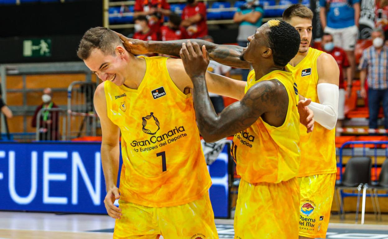 Ennis (derecha) celebra el triunfo con Salvó, decisivo en los últimos segundos. 