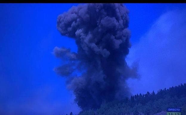 Imagen de la erupción que ha tenido lugar escasos minutos en la isla de La Palma. 