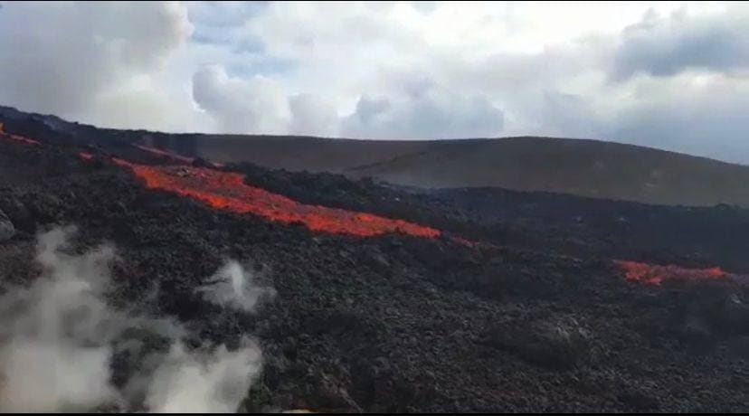 Imagen de un momento de la erupción que ha tenido hoy en la isla de La Palma. 