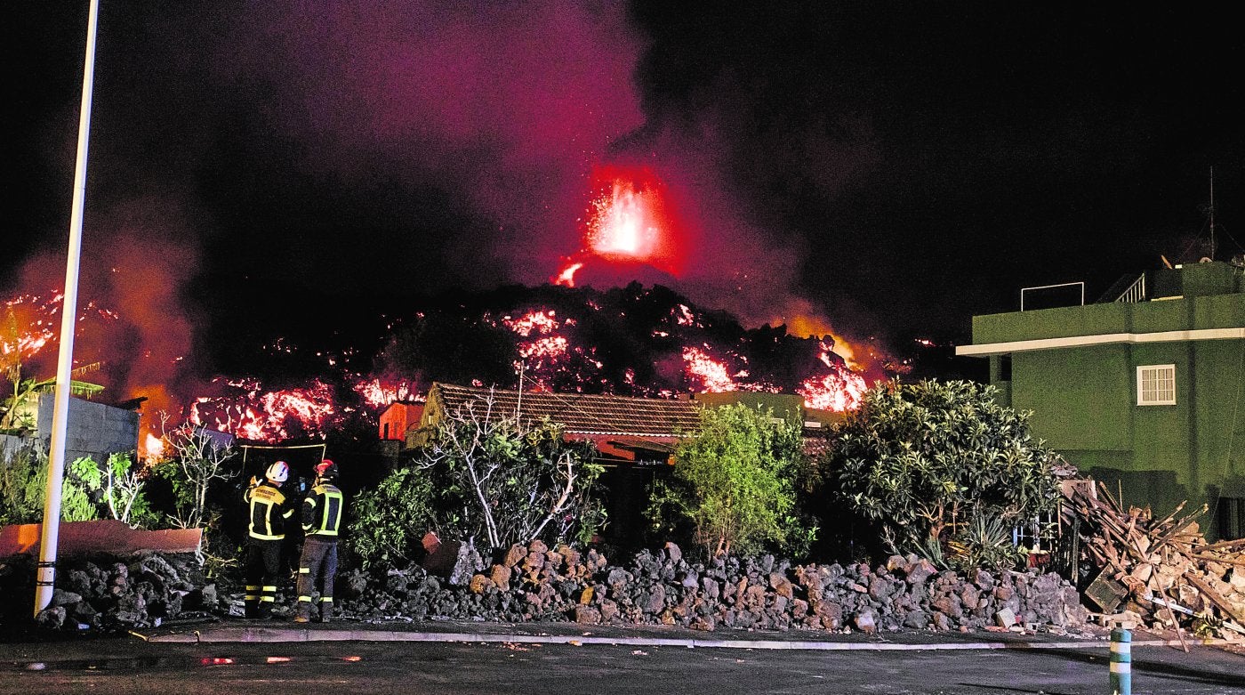 El manto de lava avanza imparable arrasando lo que encuentra a su paso. 