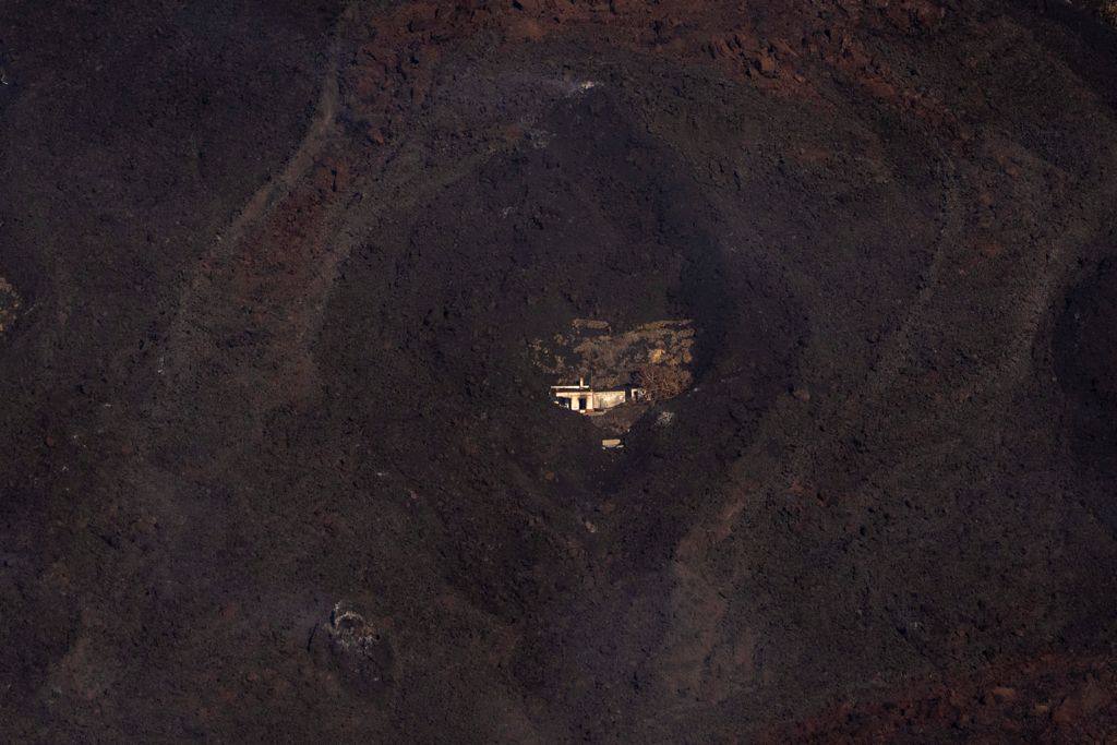Vivienda aislada por la lava vista desde un dron. 