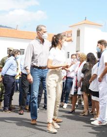 Imagen secundaria 2 - Los Reyes, durante su visita a La Palma. 