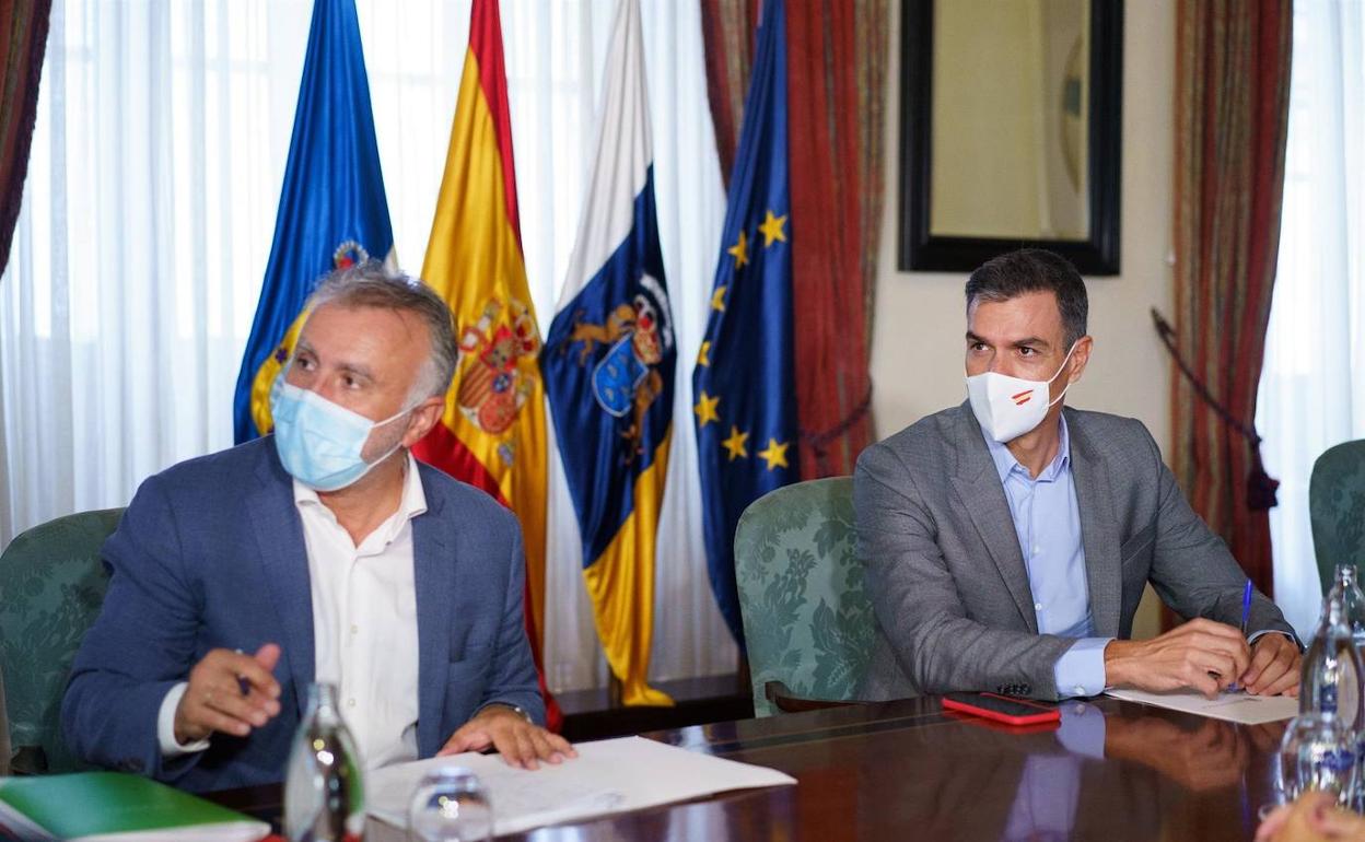 El presidente del Gobierno, Pedro Sánchez (d), se ha reunido este viernes en La Palma con el presidente de Canarias, Ángel Víctor Torres (i), y los diferentes consejeros del Ejecutivo autonómico para evaluar la situación de la isla en el sexto día de erupción. 