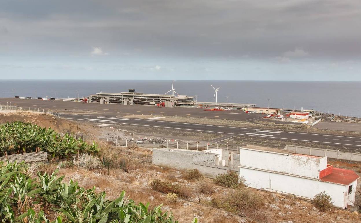 El aeropuerto de La Palma está inoperativo por acumulación de cenizas