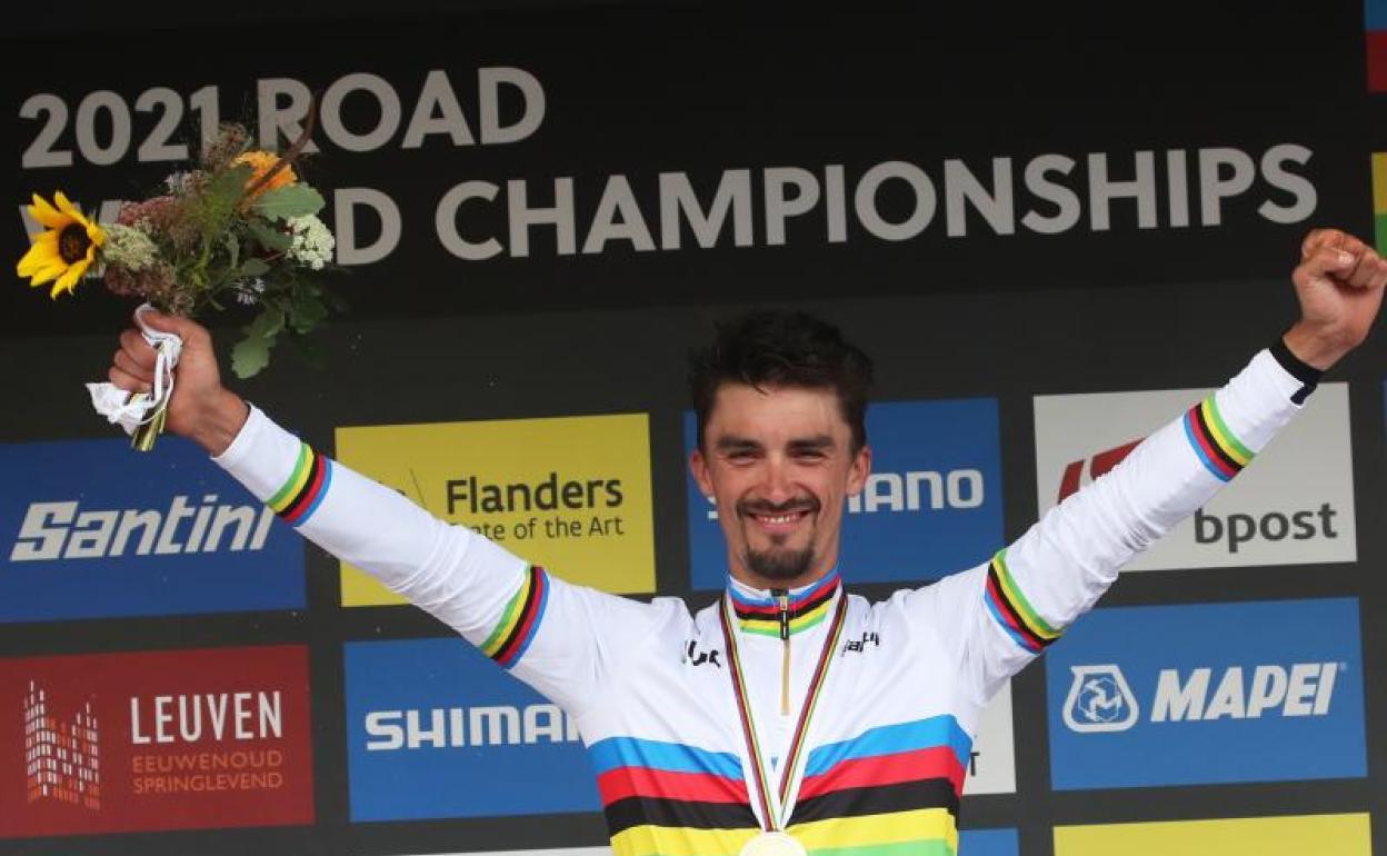 Julian Alaphilippe, con su medalla de oro y el maillot arcoíris de campeón del mundo. 