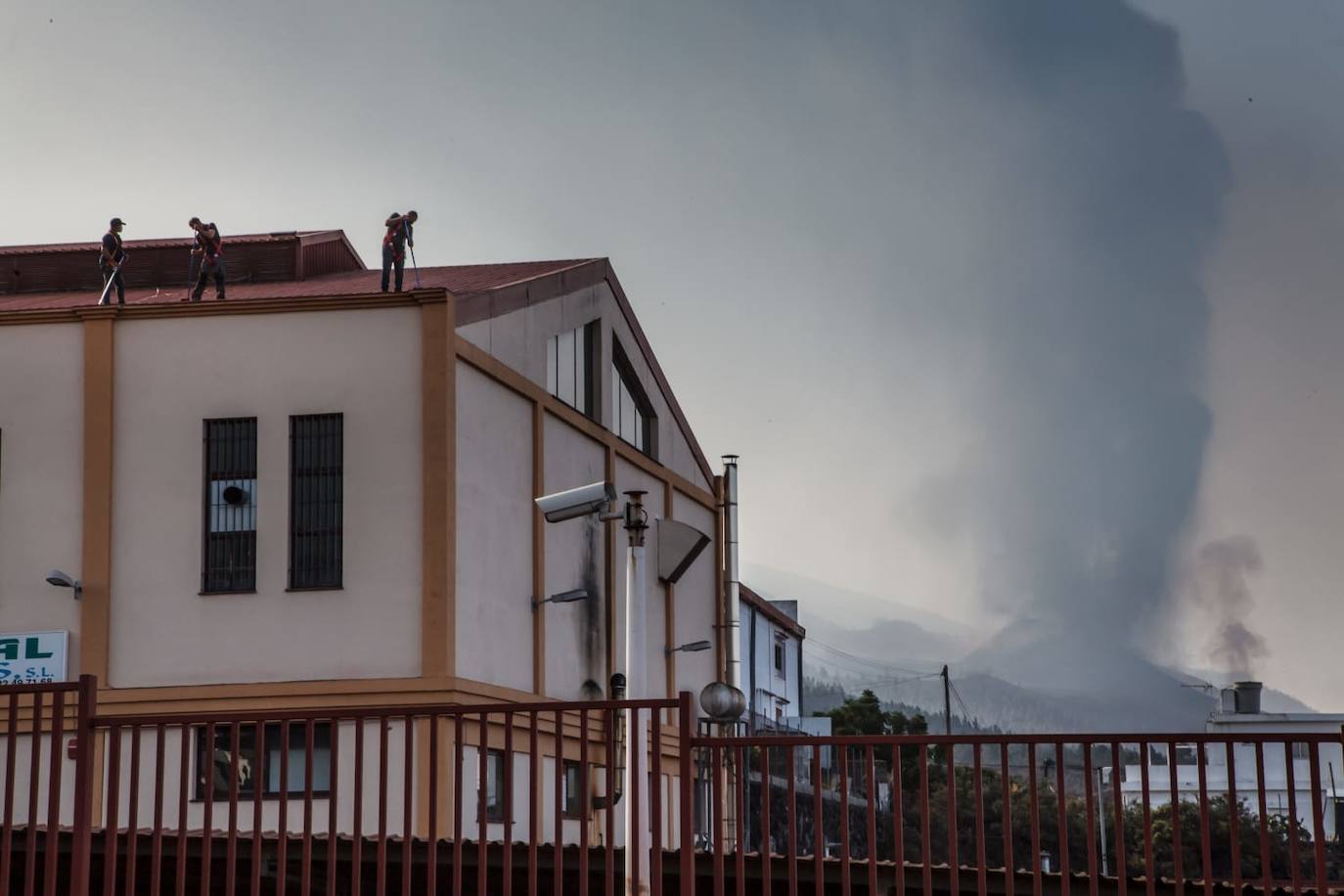 Una de las coladas que aún descienden del volcán. 