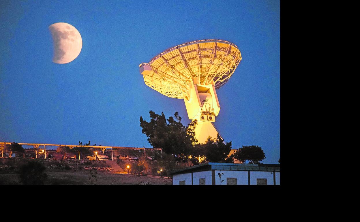 La Luna, con una de las antenas de la estación de Maspalomas en primer término. 