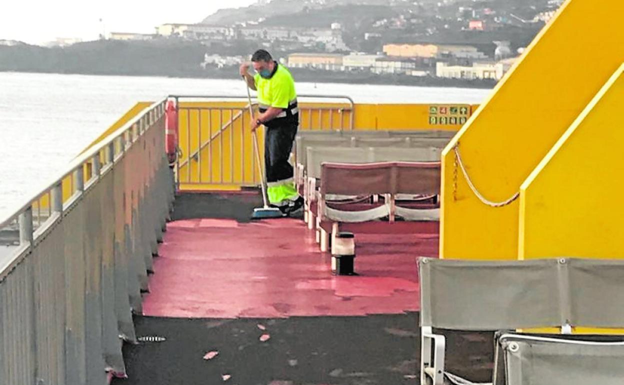 La ceniza cubrió ayer la capital palmera. Los trabajadores del barco trataban de retirarlo pero era imposible. 