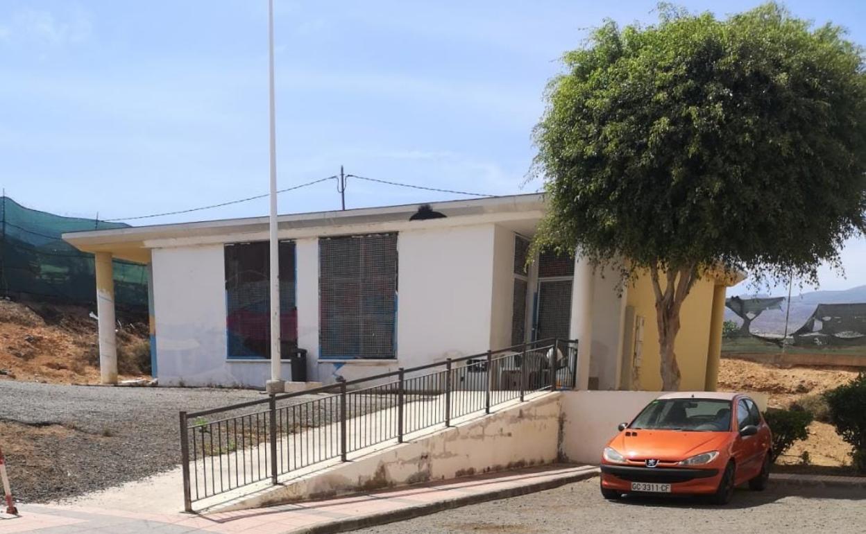 Imagen de la fachada del local municipal que varios jóvenes han convertido, de manera ilícita, en un gimnasio. 