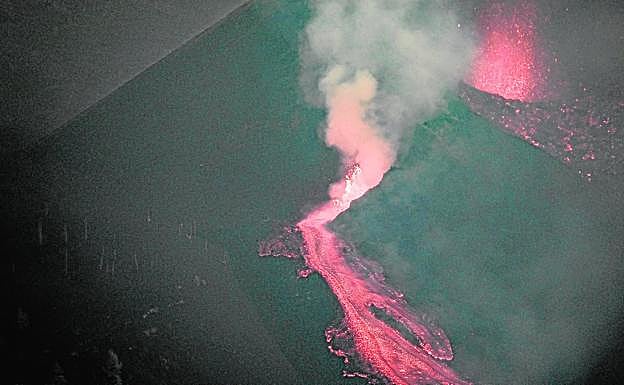 Tras pasar buena parte de la mañana sin apenas actividad, por la tarde el volcán se reactivó y por la noche volvió a correr la colada. 