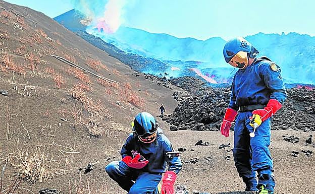 Ténicos del IGME toman muestras cerca de la colada norte. 