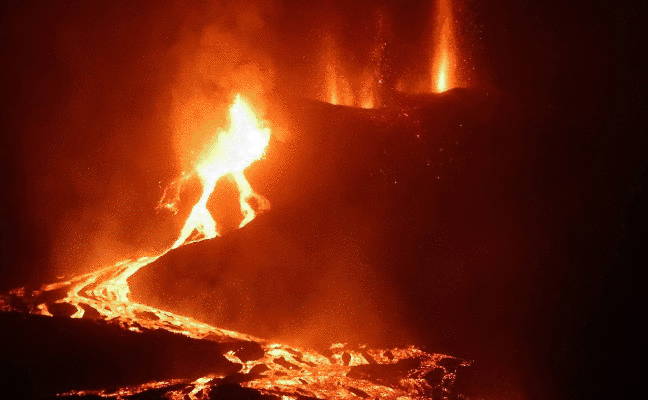 La lava se sitúa ya a un kilómetro del océano