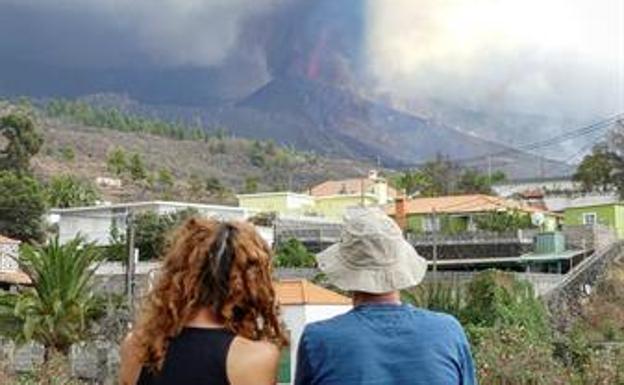 Vecinos observan el volcán. 