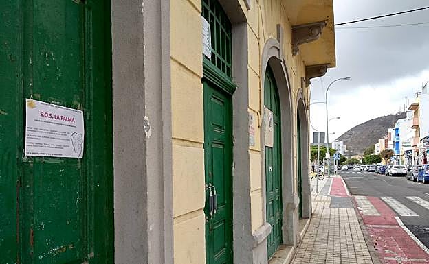 Portada de la asociación vecinal con el cartel de ayuda a La Palma. 