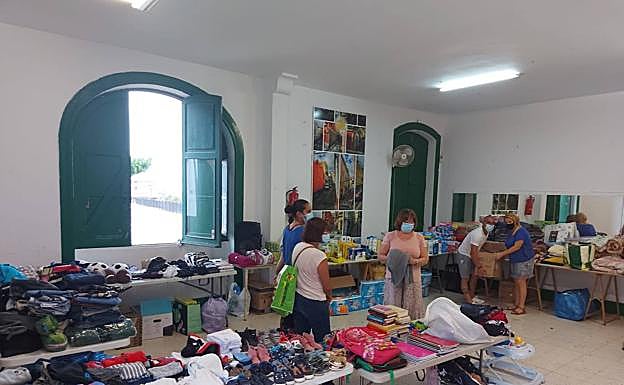 Otro momento de la entrega de productos en San José. 