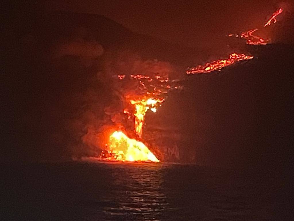 Vídeo: Así llegó la lava del volcán al mar