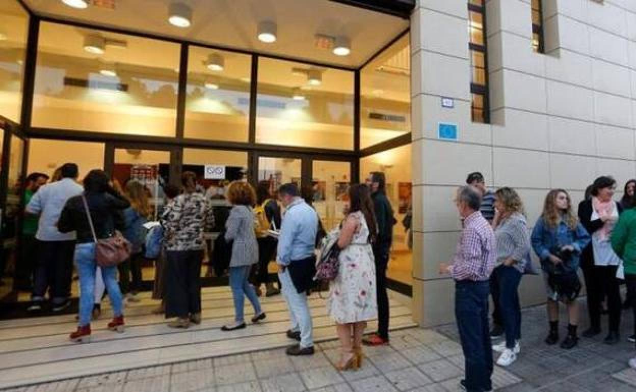 Público accediendo a un espectáculo en el Teatro El Salinero en 2017. 