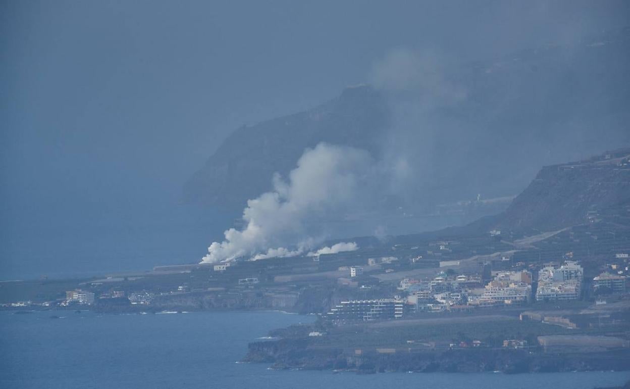 La llegada de la colada al mar levantó una gran columna de humo. 