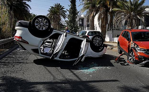 Una madre y su hijo de 5 años heridos al colisionar y volcar su coche en El Zurbarán